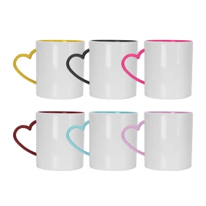 CANECA PLASTICA ALÇA CORAÇÃO  - ALÇA E INTERIOR COLORIDO
